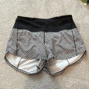 Lululemon high rise Hotty hot shorts size 6